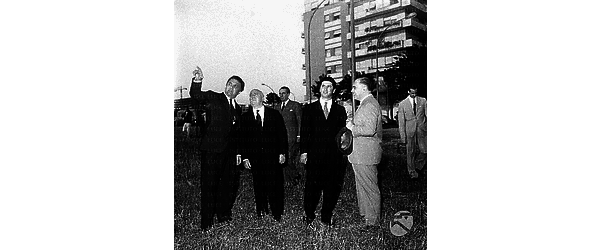 Luigi De Filippo, Carlo Ponti, Angelo Rizzoli e Federico Fellini in un prato di periferia