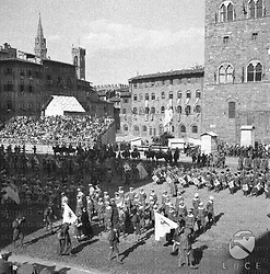 Firenze Corteo storico e squadre fiorentine del gioco del calcio in costume in piazza della Signoria