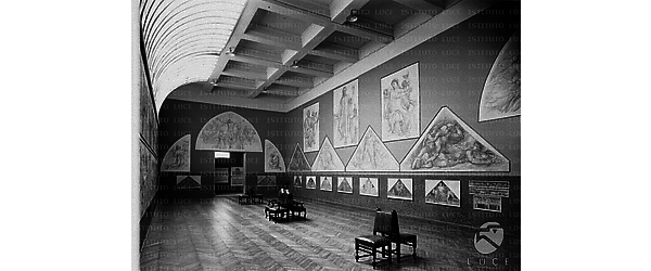 Grande sala del palazzo delle Esposizioni con, allestiti alle pareti, i cartoni di Adolfo De Carolis preparatori per la decorazione del salone bolognese dei Quattromila - Campo lungo
