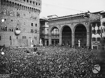 Firenze Inquadratura dall'alto di Piazza della Signoria gremita di gente; sullo sfondo le sculture di "David" ed "Ercole e Caco" e la Loggia dei Lanzi