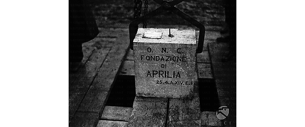 Aprilia La prima pietra con la scritta "O.N.C. Fondazione di Aprilia 25.4.A.XIV.E.F."