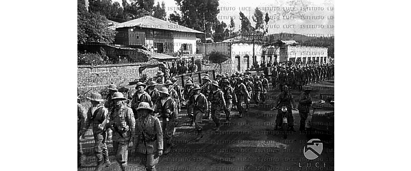 Compagnia di soldati in uniforme da marinai (forse del reggimento San Marco) marcia in una via di Addis Abeba