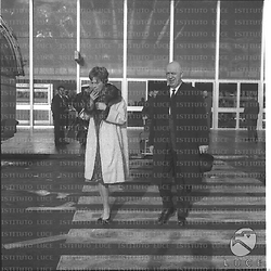 Otto Preminger con la moglie a Fiumicino - totale