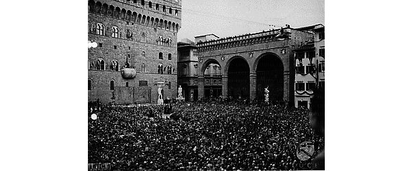 Firenze Inquadratura dall'alto di Piazza della Signoria gremita di gente in occasione della visita del Fuhrer; sullo sfondo le sculture di "David" ed "Ercole e Caco" e la Loggia dei Lanzi