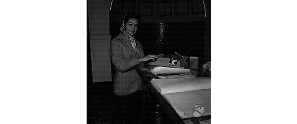 Christine Kaufmann alla reception di un hotel - piano americano