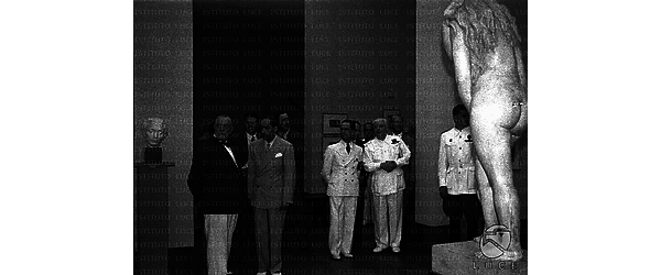 Venezia Goebbels, Pavolini, Maraini, Volpi di Misurata ed altre autorità visitano una sala della Biennale di Venezia in cui sono esposte delle sculture