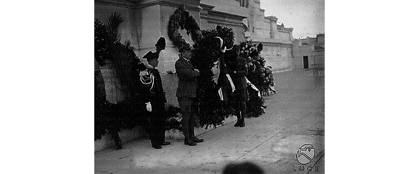 Roma Elmetti d'acciaio di Berlino depongono una corona d'alloro davanti alla tomba del Milite Ignoto