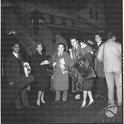 Fausto Cigliano, Miranda Martino, Claudio Villa e Emilio Pericoli con la fidanzata posano per una foto ai piedi dell'aereo che li porterà in Grecia - campo medio