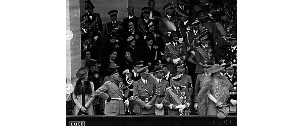 Roma Inquadratura della tribuna autorità; si riconoscono: Mussolini, Hitler, il Re, la Regina, Goebbels, Hess, Badoglio, De Bono, Pariani, Teruzzi, Anfuso ed Alfieri