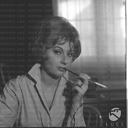Franca Parisi fuma una sigaretta con un bocchino - medio primo piano