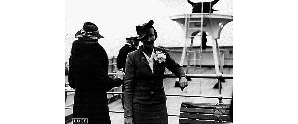 Golfo di Napoli Ritratto sul ponte della nave: una donna con cappellino e fiore bianco all'occhiello della giacca