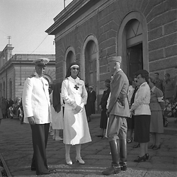 Maria Josè del Belgio a colloquio con un alto ufficiale di Marina e un alto ufficiale dell'esercito nel molo di un porto