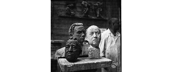 I busti delle sculture di Monteleone posti su un cavalletto e sulla destra lo scultore. Totale