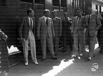 Roma Walt Disney sulla banchina della stazione con Luigi Freddi
