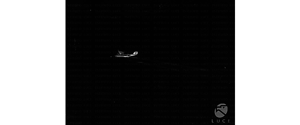 Orbetello Idrovolante della flotta atlantica in partenza per il Brasile attraversa, di notte, la laguna di Orbetello