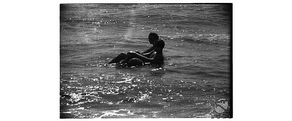 Persone fanno il bagno in mare a Santa Marinella - campo lungo