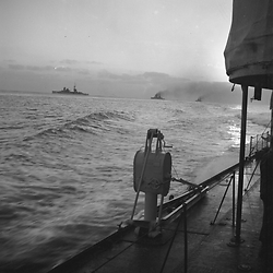 Tre navi da guerra in navigazione viste dal ponte di un'unità italiana