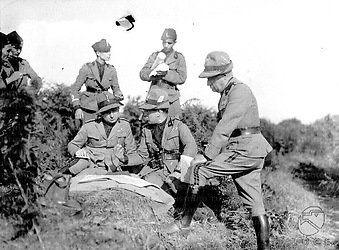 Serra San Bruno Due ufficiali della milizia si consultano davanti a una carta topografica in un campo di manovre della M.V.S.N. in località Serra San Bruno