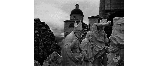 Montecassino Statue dell'abbazia di Montecassino radunate in un cortile durante i lavori di restauro