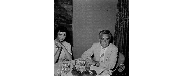 Jennifer Jones seduta al tavolo di un ristorante con Charles Vidor - piano americano