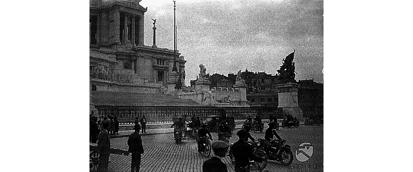 Roma La centuria motociclistica sfila davanti al Vittoriano nel saluto fascista