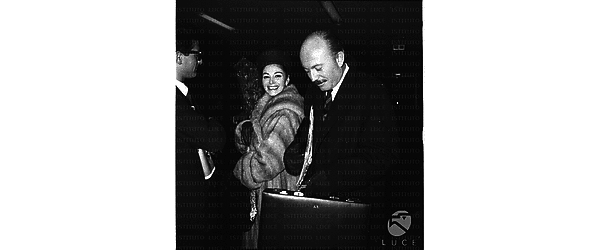 Anna Maria Pierangeli e Armando Trovajoli in partenza da Fiumicino - piano americano