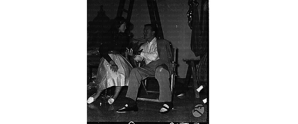 Marie Versini ed un attore ripresi seduti durante una pausa del film - totale
