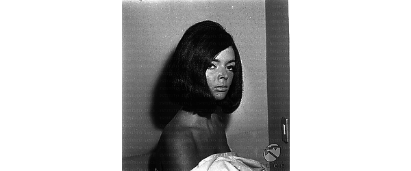 Barbara Steele ripresa dal parrucchiere con una parrucca nera - medio primo piano