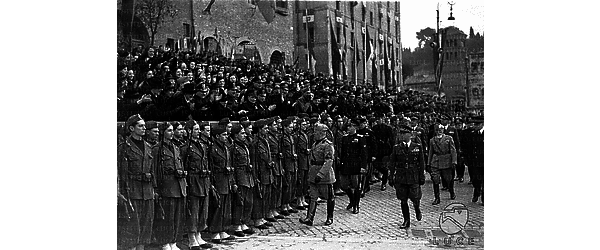 Roma Mussolini passa in rassegna reparti di avanguardisti nel corso della celebrazione del XIX annuale dell'Aeronautica