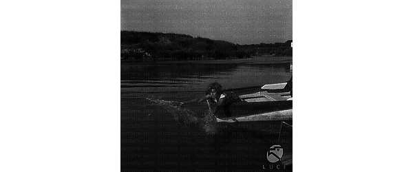 Elaine Stewart in una barca sul Tevere. Campo medio