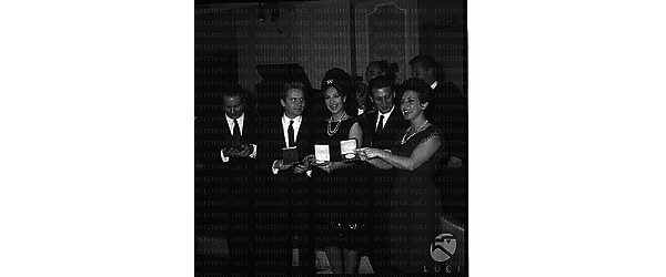 (da destra) Antonella Steni, Dino Verde, Rossella Como, Alghiero Noschese ed un altro attore ricevono il premio Angolo di Roma nell'omonimo locale - totale