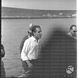 Renato Castellani nel porto di Livorno durante la lavorazione del film Mare matto - piano americano