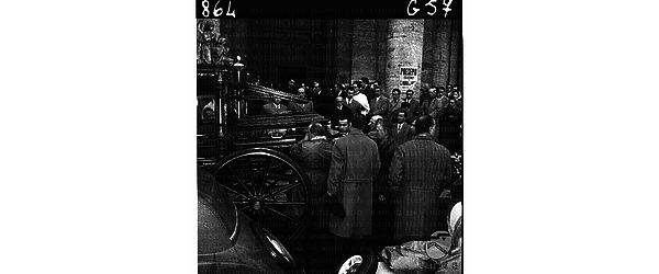 Momenti del funerale di Guido Notari: la bara viene issata sul carro funebre tra moltissimi presenti - campo medio
