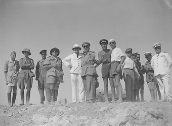 Il colonnello Biseo e i generali von Poll e Pozzani scrutano l'orizzonte insieme ad altri ufficiali