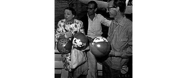 Lizzani, Borboni ed altra personalità a bordo di una imbarcazione con in mano dei palloncini