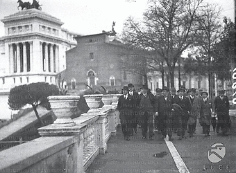 Roma Mussolini passeggia con membri della commissione del piano regolatore di Roma e personalità sulla terrazza-giardino antistante palazzo Caffarelli al Campidoglio