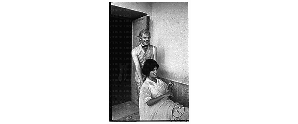 Marcello Mastroianni e Belinda Lee, in abiti di scena, durante una pausa della lavorazione del film Fantasmi a Roma - piano americano