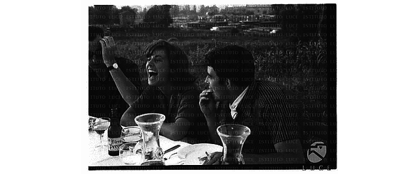 Carlo Lizzani, Anna Maria Ferrero e Gérard Blain al tavolo durante un pranzo all'aperto dei partecipanti al film Il Gobbo - piano medio