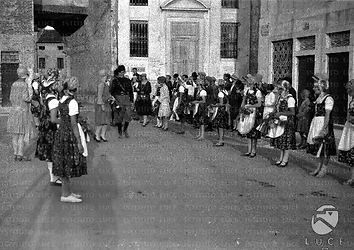 Bassano del Grappa Ragazze in abito tradizionale attendono l'arrivo di Umberto a Bassano del Grappa
