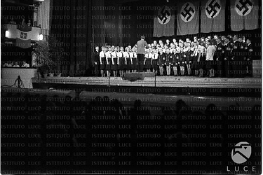 Firenze Coro di giovani della Hitler-Jugend si esibisce al teatro Verdi