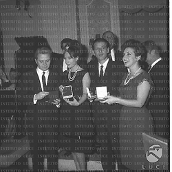 (da destra) Antonella Steni, Dino Verde, Rossella Como e Alghiero Noschese ricevono il premio Angolo di Roma nell'omonimo locale - totale