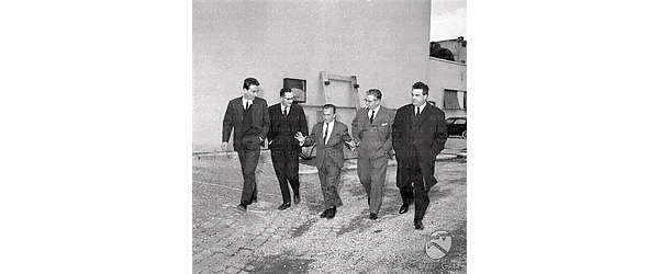 Roma Il regista George Sherman (al centro) accompagnato da Fioravanti (sigaretta tra le labbra) e da altri personaggi per i viali del Centro Sperimentale