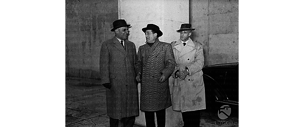 Roma Il presidente del Luce Fattorosi, Tito Marconi e Luzzatto ripresi all'esterno di un edificio a Cinecittà