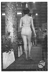 La sfilata di una modella, ripresa di spalle,  in costume da bagno - totale