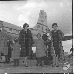 Alberto Sordi, Silvana Mangano, due bambine, una donna all'arrivo all'aereoporto di Ciampino - totale