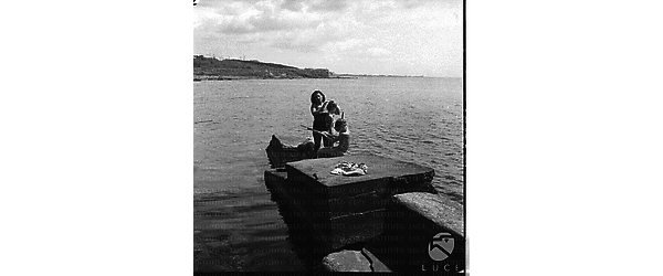 Sul molo di Santa Marinella ripresi Ingrid Bergman con i bambini - campo medio