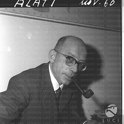 Ritratto del signor Alati (?) con la pipa in bocca; alle sue spalle una carta geografica. Piano medio