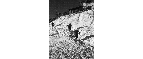 Cortina d'Ampezzo Tecnici dell'Istituto Luce trasportano l'attrezzatura