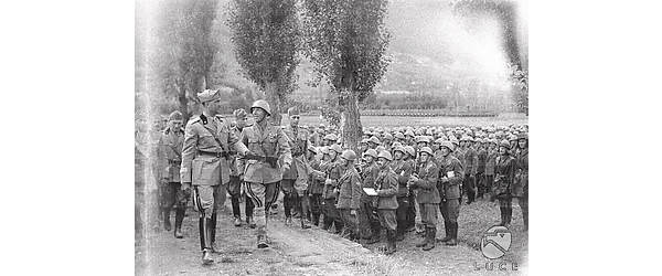 Alpi Occidentali Il Principe Umberto e gli altri ufficiali passano in rassegna la banda militare della Divisione Littorio