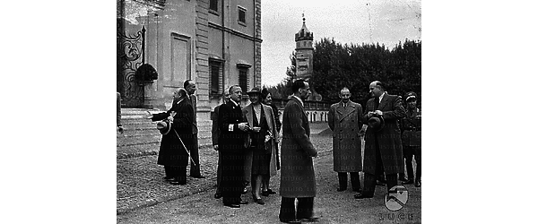 Tivoli Il ministro Funk e il ministro Riccardi si intrattengono con altre persone, davanti all'ingresso di Villa d'Este a Tivoli